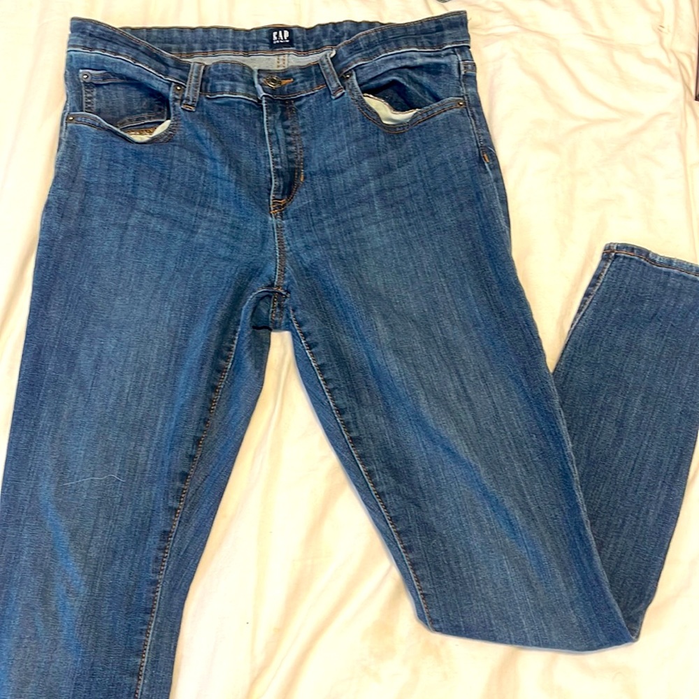 31 regular sized skinny jeans